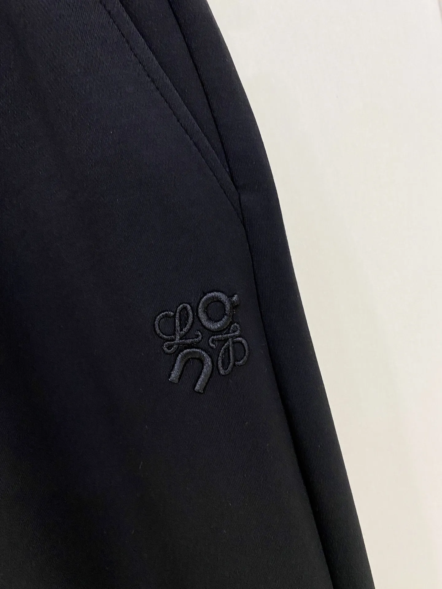 Loewe x Angpa 2026 Autumn and Winter New Arrival Casual Pants Fabric: Modal air layer cotton knitted fabric, soft to the touch, crisp in drape, comfortable and warm on the upper body. Style: straight cut with drawstring elastic waist, loose and neat, small embroidery embellishment, diagonal pockets, to accommodate leg shape. Color: Dark brown, navy blue and black, three colors, calm and high-end, suitable for all kinds of tops, suitable for commuting and leisure. Sizes:M-4XL